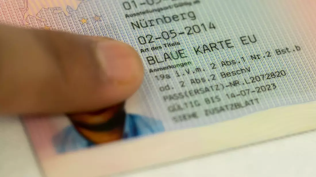 Seit März können Fachkräfte mit Abschluss und Berufserfahrung können ohne vorheriges Anerkennungsverfahren einreisen und in Deutschland arbeiten. - Bild: Daniel Karmann/dpa