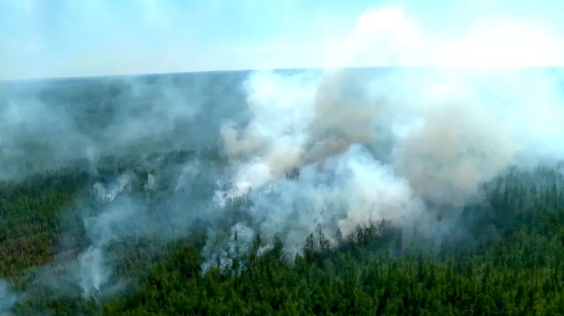Verheerende Waldbränden machen den russischen Behörden vor allem in Sibirien jedes Jahr zu schaffen. (Archivbild) - Bild: Uncredited/sub/AP/dpa