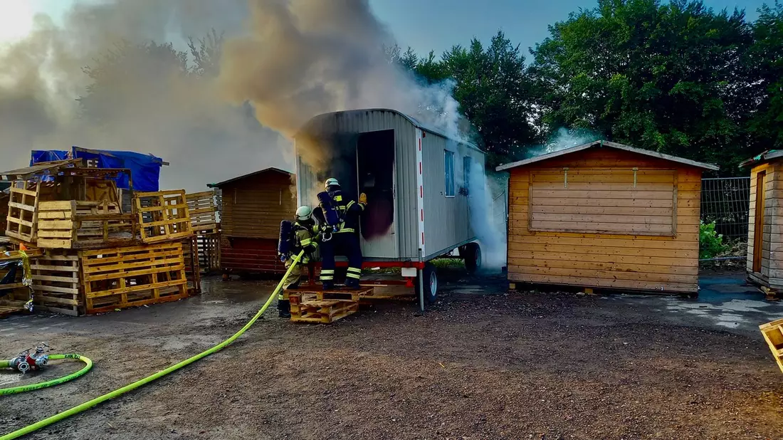 FW-EN: Bauwagen brannte auf Abenteuerspielplatz - Sieben Einsätze für die Feuerwehr am Wochenende - Bild: presseportal.de