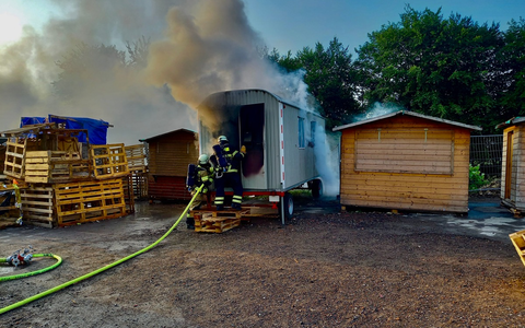 FW-EN: Bauwagen brannte auf Abenteuerspielplatz - Sieben Einsätze für die Feuerwehr am Wochenende - Foto: presseportal.de