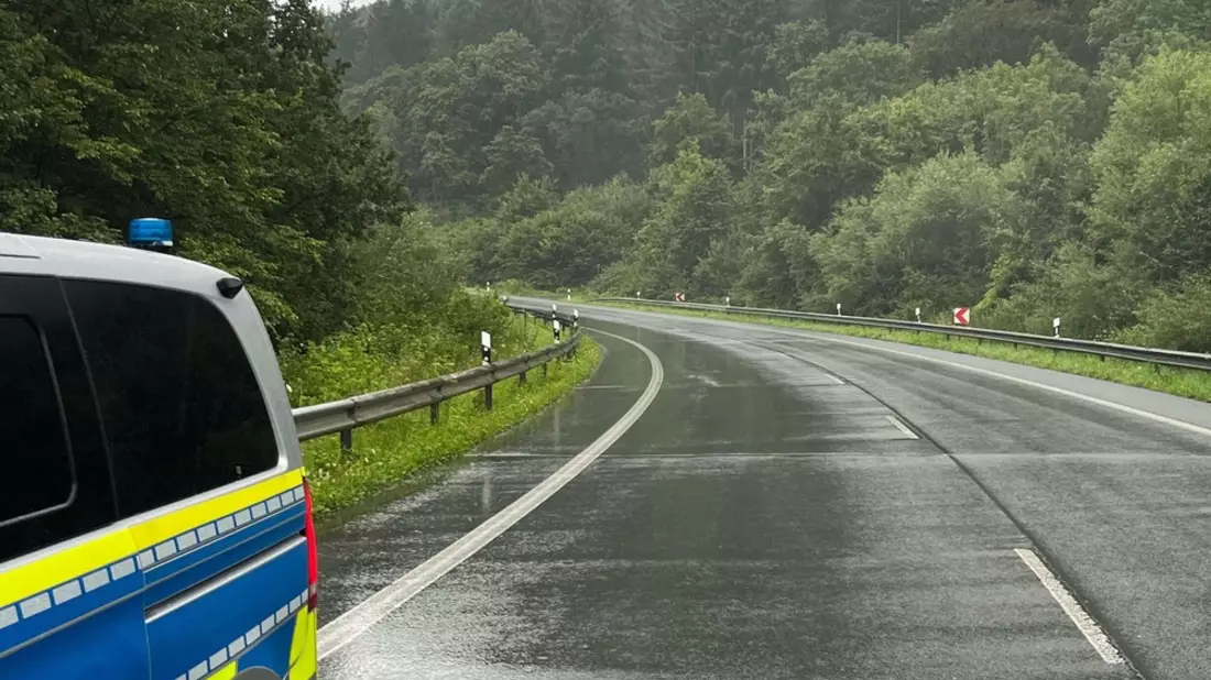POL-HX: Fahrzeug gerät in den Gegenverkehr, entgegenkommender BMW muss in die Leitplanken ausweichen - Bild: presseportal.de