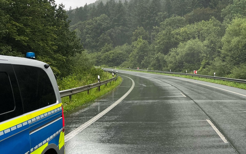 POL-HX: Fahrzeug gerät in den Gegenverkehr, entgegenkommender BMW muss in die Leitplanken ausweichen - Foto: presseportal.de