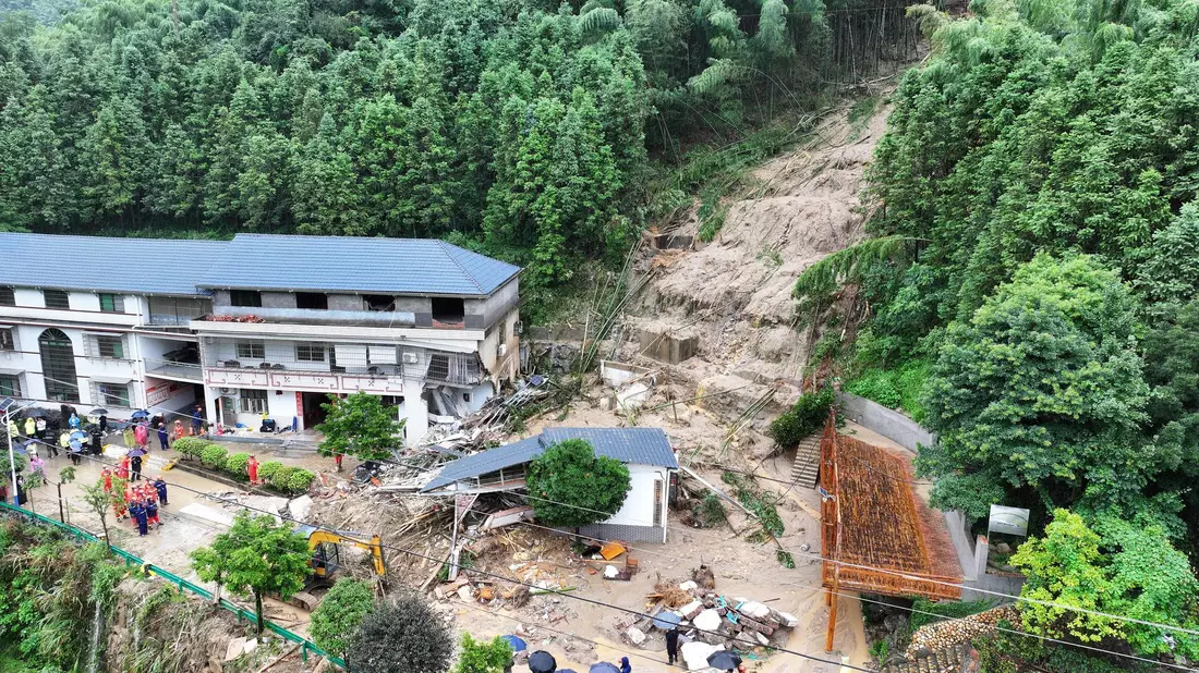 Eine Sturzflut hat in der zentralchinesischen Provinz Hunan Menschen das Leben gekostet.  - Bild: Chen Zhenhai/XinHua/dpa