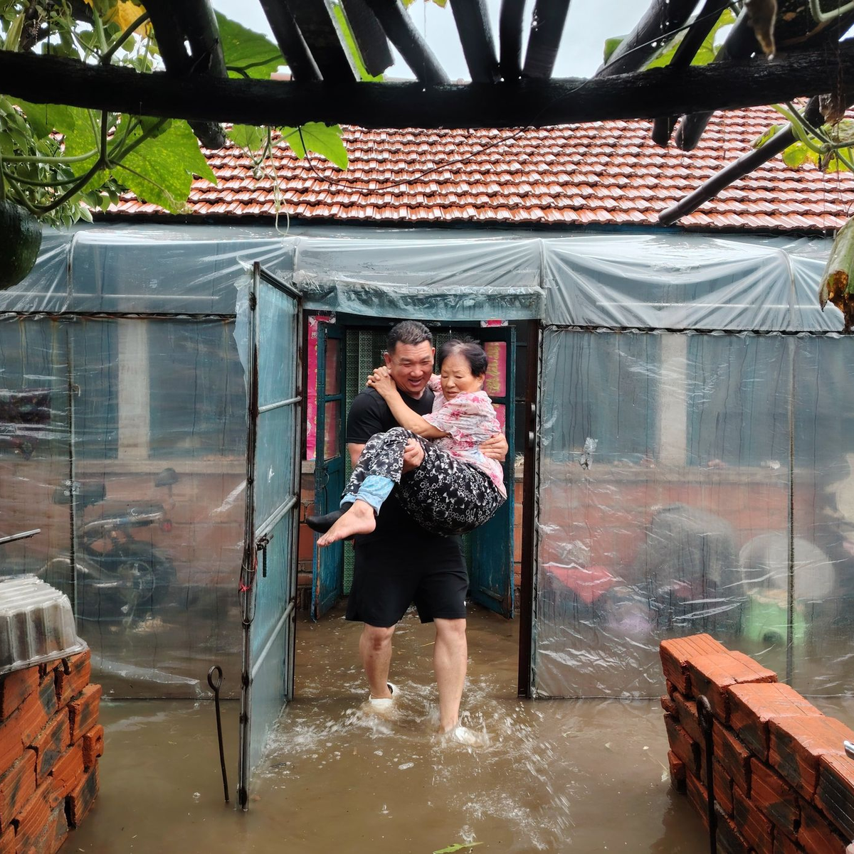 Viele Menschen müssen aus den Überflutungsgebieten evakuiert werden.  - Foto: ---/XinHua/dpa