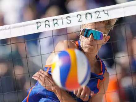 Steven van de Velde nach einem Punkt beim olympischen Beach-Volleyball-Turnier. - Foto: Marcus Brandt/dpa