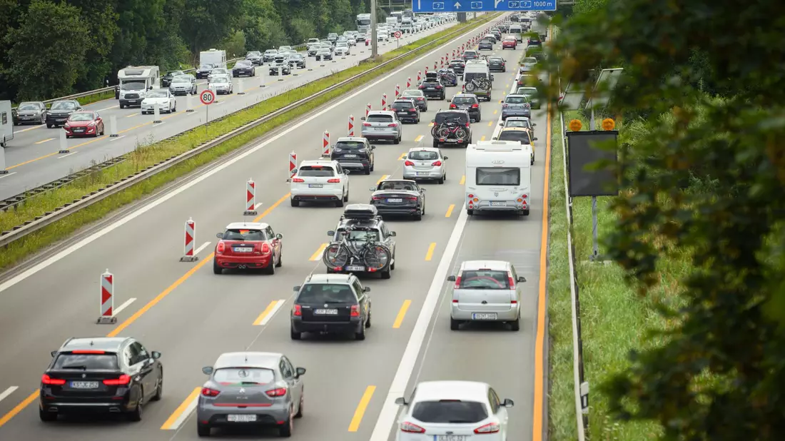 Reisende brauchten am Wochenende viel Geduld. Deutschlandweit waren die Straßen voll. - Bild: Gregor Fischer/dpa