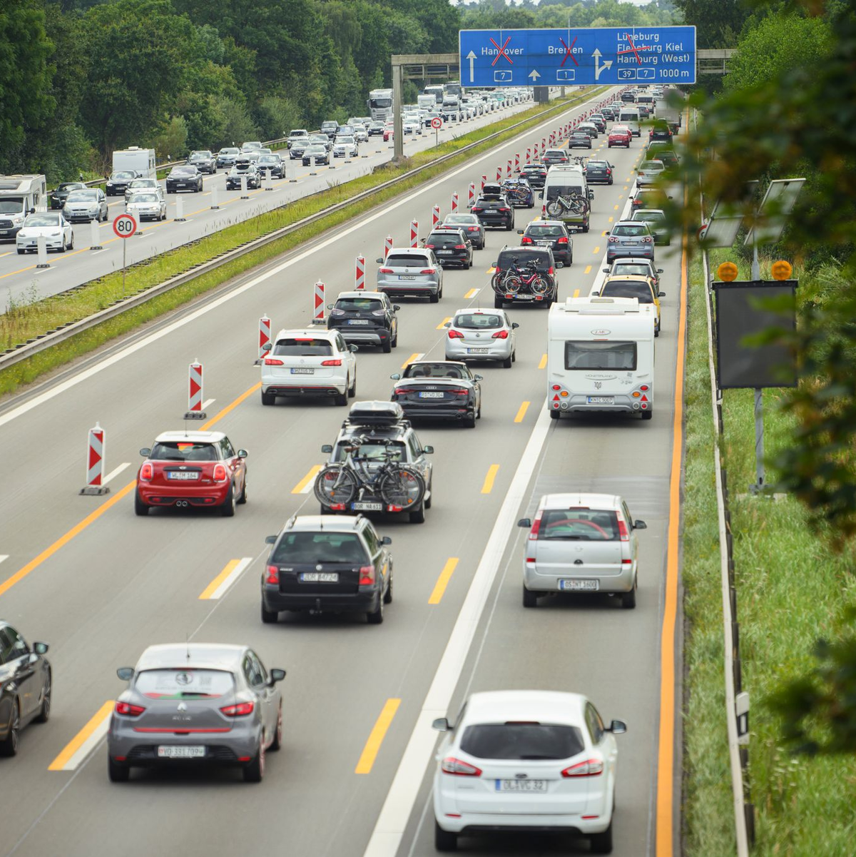 Reisende brauchten am Wochenende viel Geduld. Deutschlandweit waren die Straßen voll. - Foto: Gregor Fischer/dpa