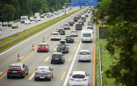 Reisende brauchten am Wochenende viel Geduld. Deutschlandweit waren die Straßen voll. - Foto: Gregor Fischer/dpa Reisende brauchten am Wochenende viel Geduld. Deutschlandweit waren die Straßen voll. - Foto: Gregor Fischer/dpa