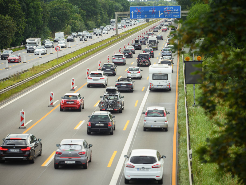 Reisende brauchten am Wochenende viel Geduld. Deutschlandweit waren die Straßen voll. - Foto: Gregor Fischer/dpa