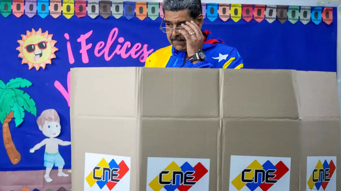 Bereits kurz nach Öffnung der Wahllokale gab Präsident Nicolas Maduro seine Stimme in der Hauptstadt Caracas ab. - Bild: Fernando Vergara/AP