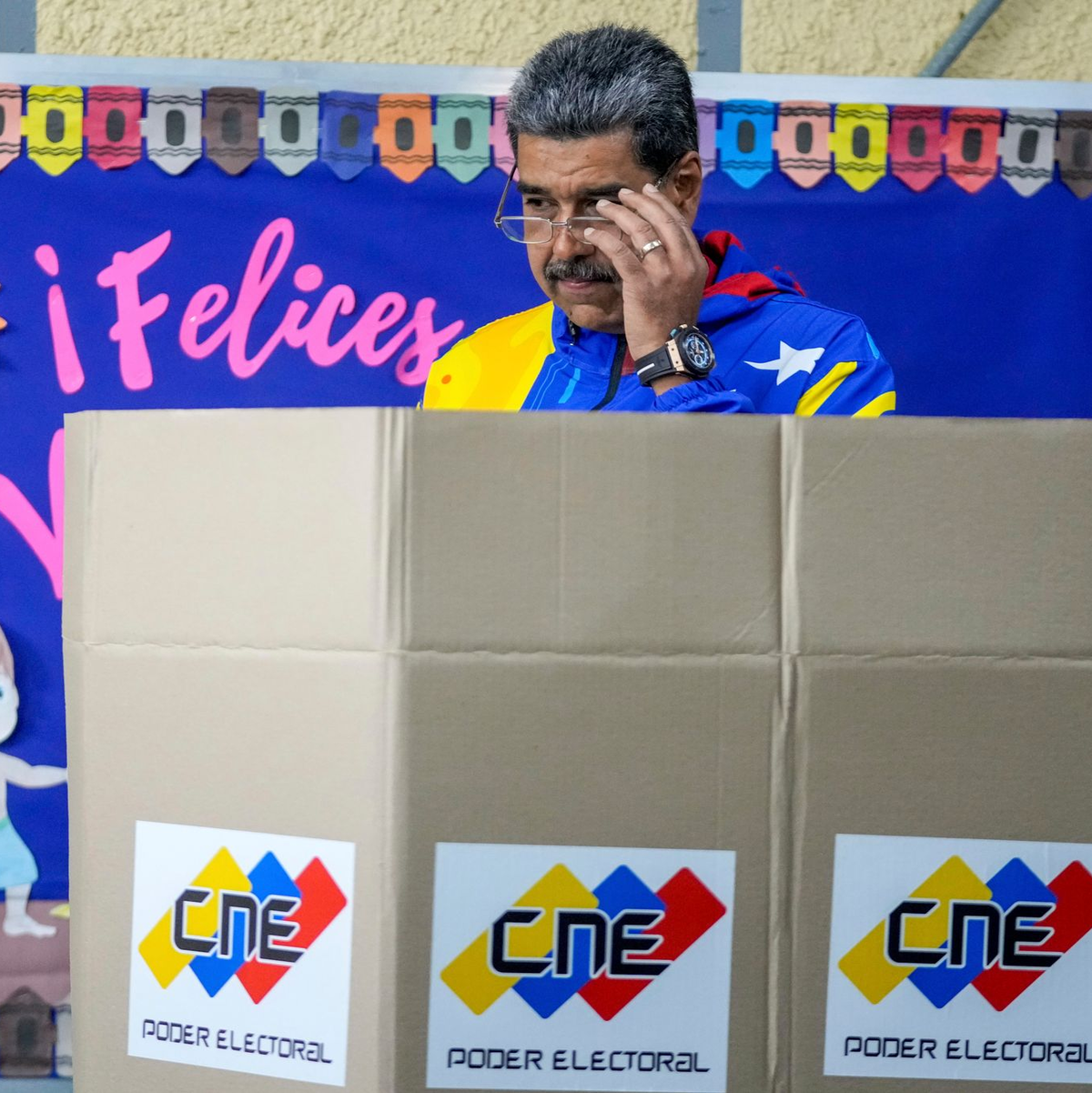 Bereits kurz nach Öffnung der Wahllokale gab Präsident Nicolas Maduro seine Stimme in der Hauptstadt Caracas ab. - Foto: Fernando Vergara/AP
