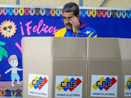 Bereits kurz nach Öffnung der Wahllokale gab Präsident Nicolas Maduro seine Stimme in der Hauptstadt Caracas ab. - Foto: Fernando Vergara/AP