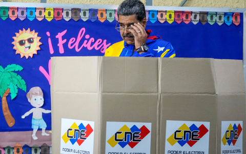 Bereits kurz nach Öffnung der Wahllokale gab Präsident Nicolas Maduro seine Stimme in der Hauptstadt Caracas ab. - Foto: Fernando Vergara/AP