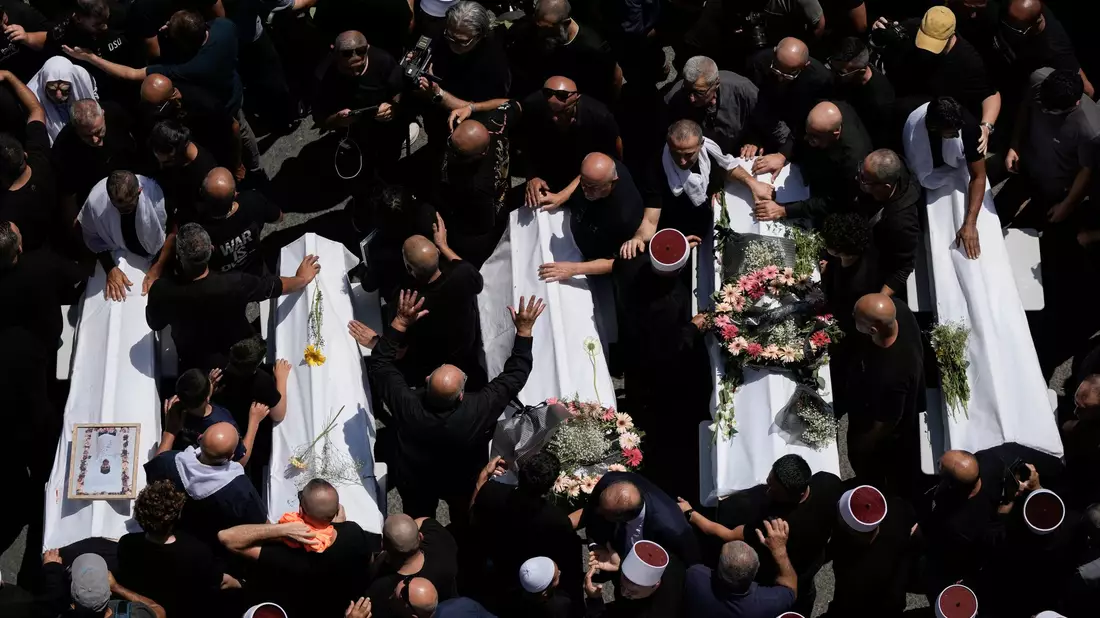 Die Hisbollah feuert erneut Dutzende Raketen auf Nordisrael.  - Bild: Leo Correa/AP/dpa