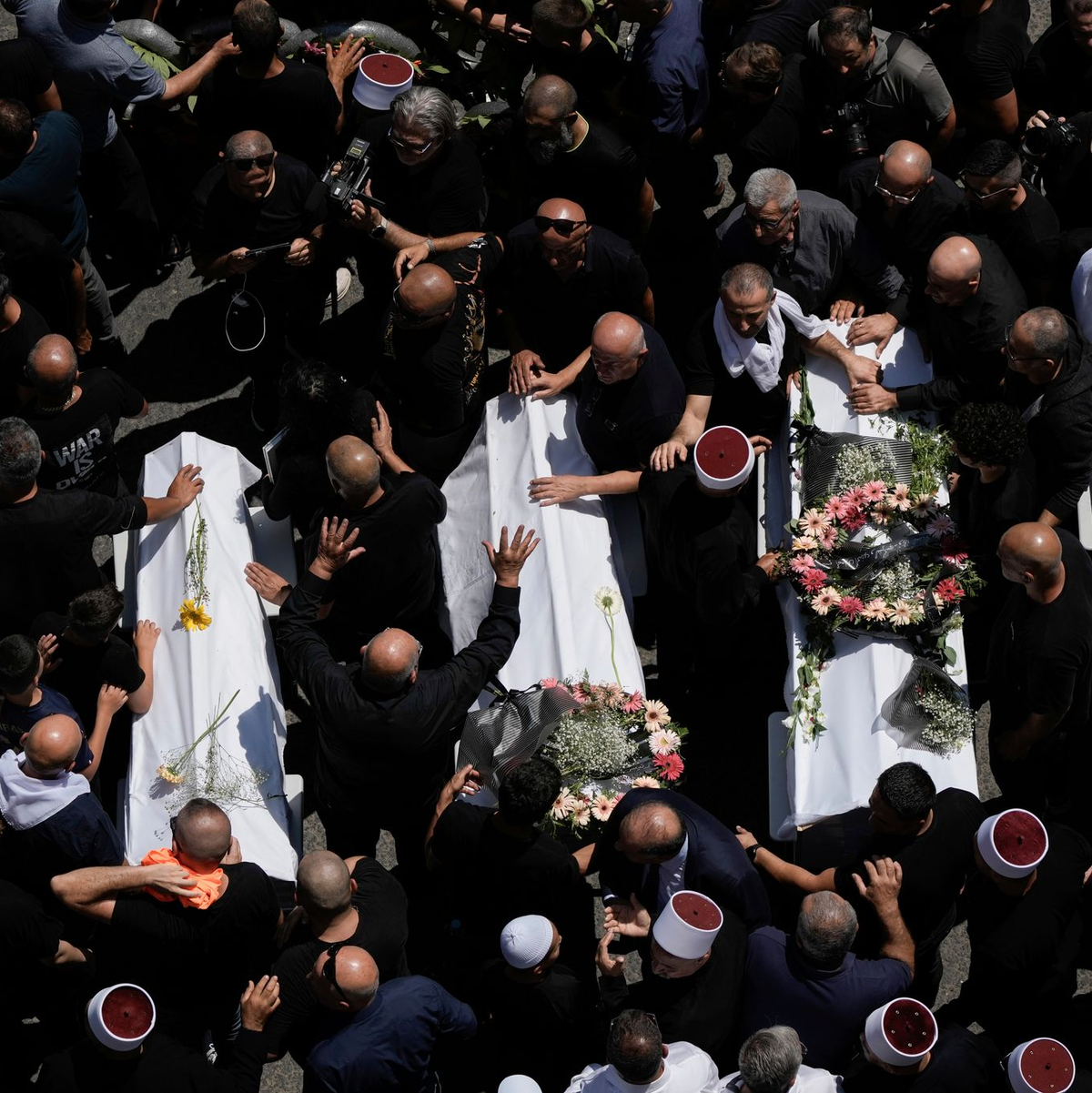 Die Hisbollah feuert erneut Dutzende Raketen auf Nordisrael.  - Foto: Leo Correa/AP/dpa