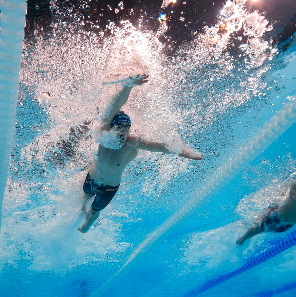 Lukas Märtens war schon am Tag nach seinem Olympiasieg wieder gefordert. - Foto: David J. Phillip/AP/dpa