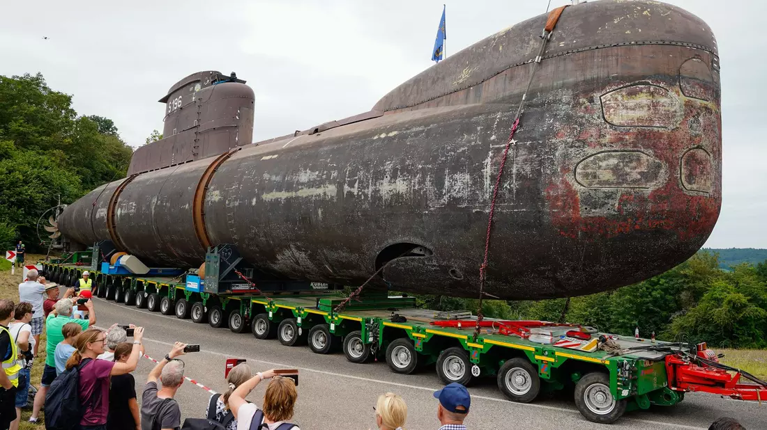 Mensch trifft Maschine: Das rund 50 Meter lange Boot war von 1973 bis 2010 im Einsatz. (Archivbild) - Bild: Uwe Anspach/dpa
