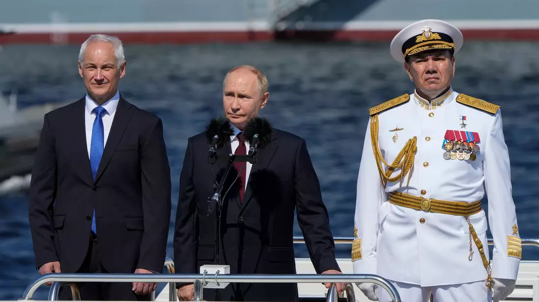 Kremlchef Wladimir Putin nutzt seine Reden beim traditionellen Tag der Marine, der am letzten Juli-Sonntag gefeiert wird, immer wieder zur Machtdemonstration. - Bild: Dmitri Lovetsky/Pool AP/dpa