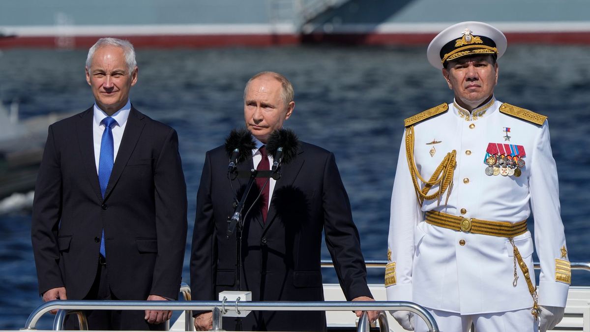 Kremlchef Wladimir Putin nutzt seine Reden beim traditionellen Tag der Marine, der am letzten Juli-Sonntag gefeiert wird, immer wieder zur Machtdemonstration. - Foto: Dmitri Lovetsky/Pool AP/dpa