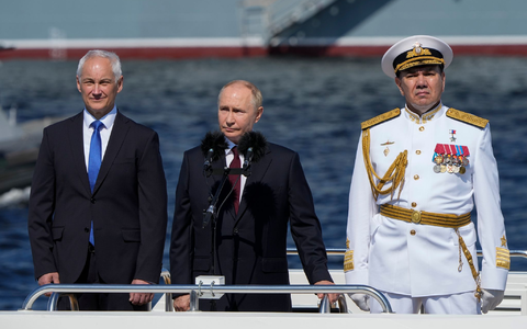 Kremlchef Wladimir Putin nutzt seine Reden beim traditionellen Tag der Marine, der am letzten Juli-Sonntag gefeiert wird, immer wieder zur Machtdemonstration. - Foto: Dmitri Lovetsky/Pool AP/dpa
