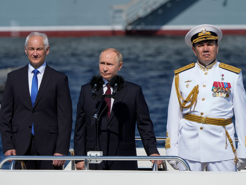 Kremlchef Wladimir Putin nutzt seine Reden beim traditionellen Tag der Marine, der am letzten Juli-Sonntag gefeiert wird, immer wieder zur Machtdemonstration. - Foto: Dmitri Lovetsky/Pool AP/dpa