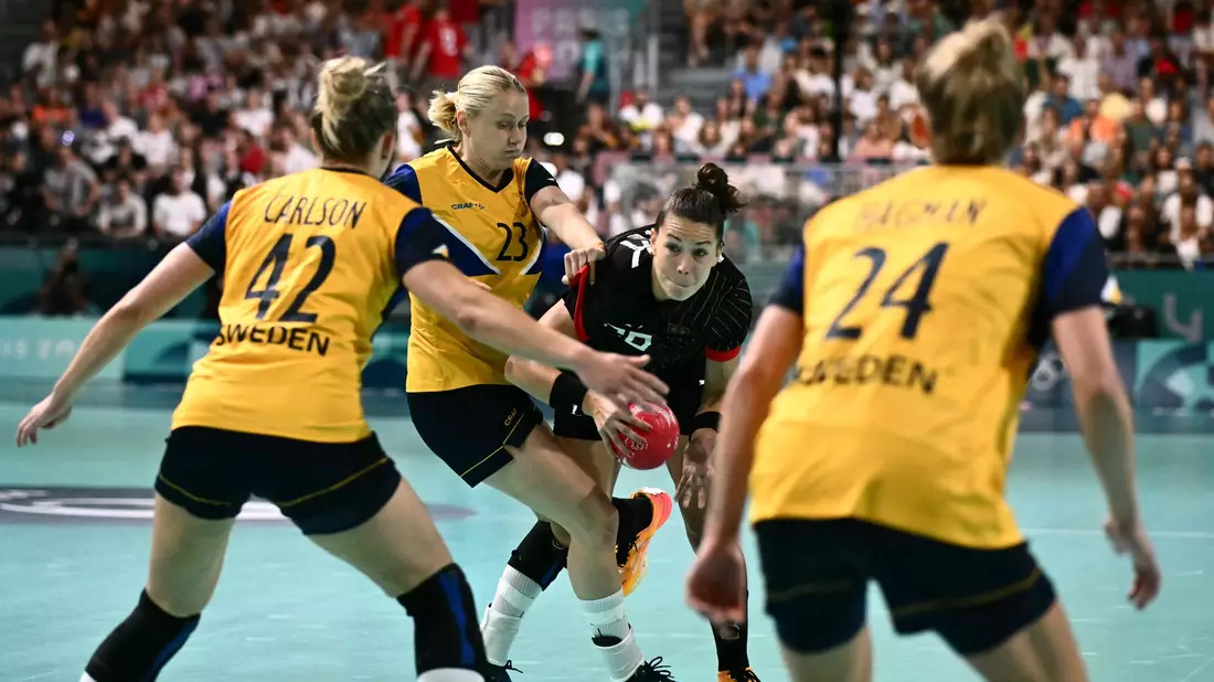 Deutschlands Handballerinnen stehen nach der Niederlage gegen Schweden vor dem Olympia-Aus. - Bild: Aris Messinis/AFP/dpa