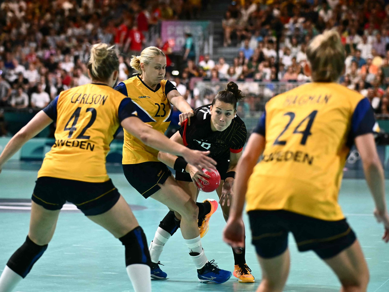 Deutschlands Handballerinnen stehen nach der Niederlage gegen Schweden vor dem Olympia-Aus. - Foto: Aris Messinis/AFP/dpa