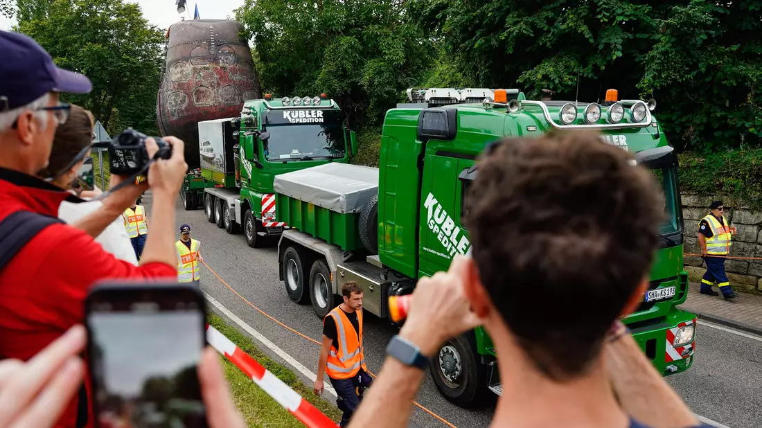 U17 unterwegs: Mal fest verzurrt, mal huckepack (Archivfoto) - Bild: Uwe Anspach/dpa