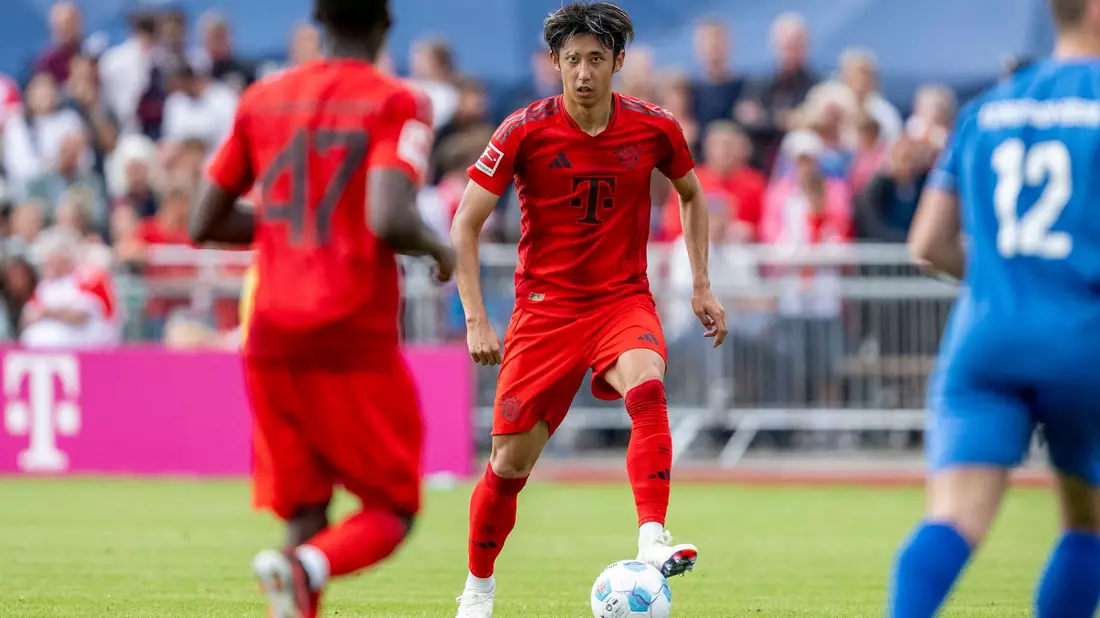 Pech für Hiroki Ito (M), im zweiten Testspiel für die Bayern verletzt er sich. - Bild: David Inderlied/dpa