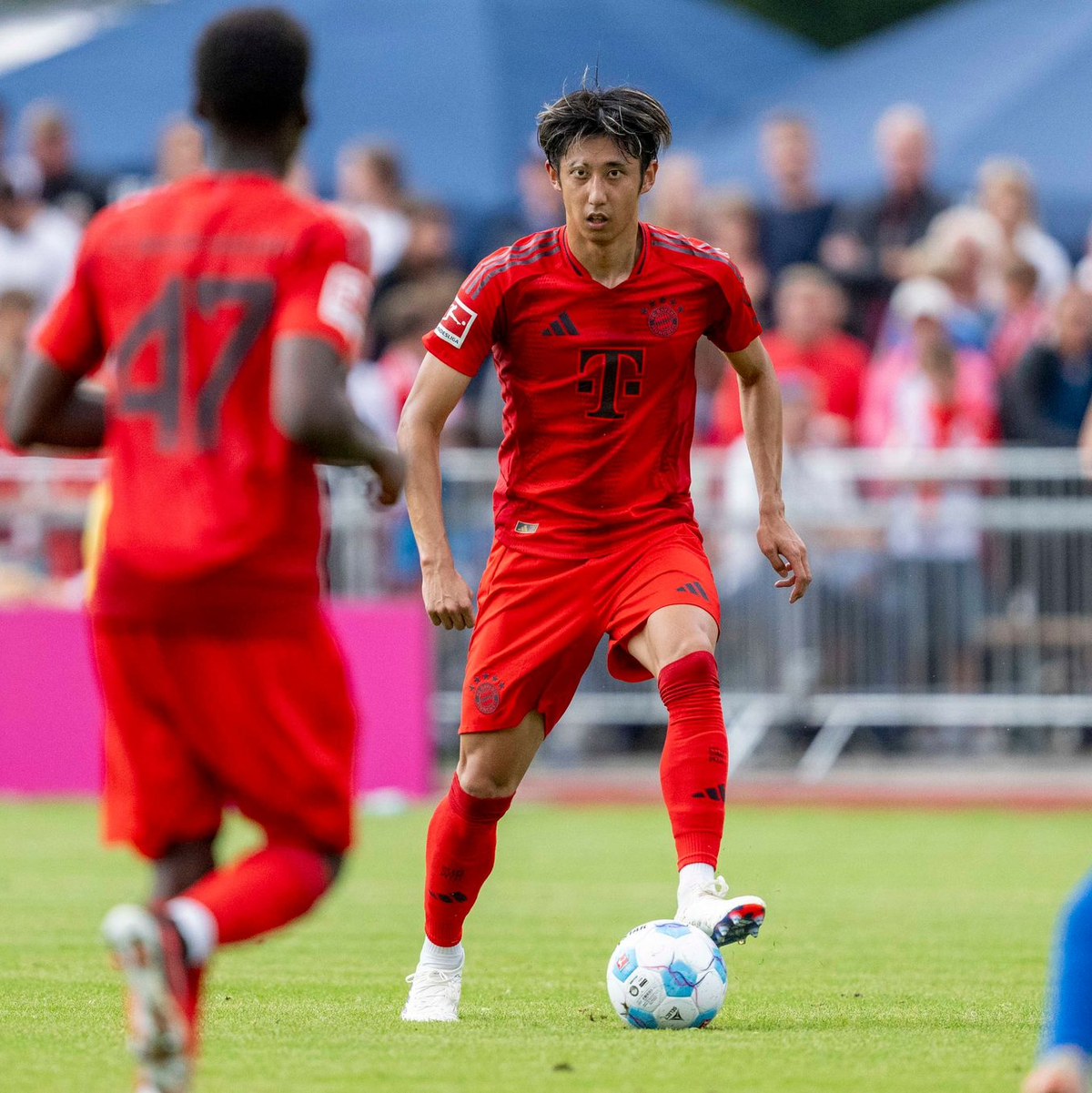 Pech für Hiroki Ito (M), im zweiten Testspiel für die Bayern verletzt er sich. - Foto: David Inderlied/dpa