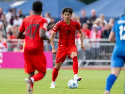 Pech für Hiroki Ito (M), im zweiten Testspiel für die Bayern verletzt er sich. - Foto: David Inderlied/dpa