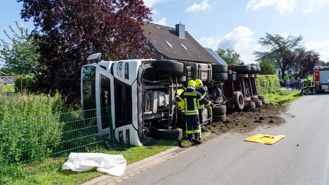 FW Flotwedel: LKW umgestürzt - Feuerwehren rücken zu Unfall mit alleinbeteiligtem LKW in Bröckel aus - Bild: presseportal.de