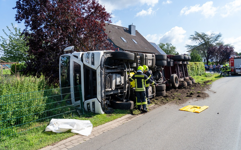 FW Flotwedel: LKW umgestürzt - Feuerwehren rücken zu Unfall mit alleinbeteiligtem LKW in Bröckel aus - Foto: presseportal.de