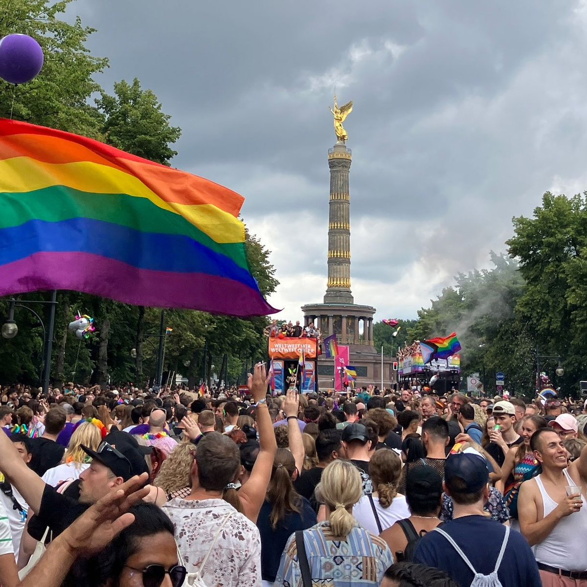 Schlusspunkt des Demo-Umzugs war die Siegessäule. - Foto: Anna Ross/dpa