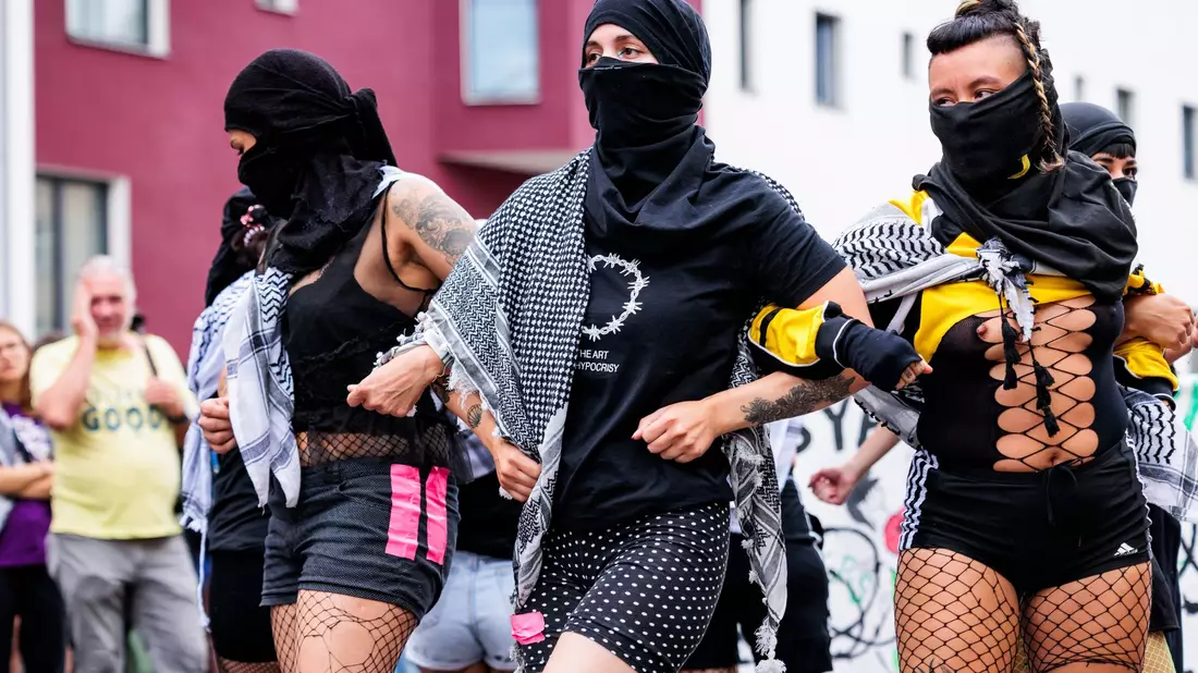  Am Samstagnachmittag schätzte die Polizei die Zahl der Teilnehmer auf 4.700.  - Bild: Carsten Koall/dpa