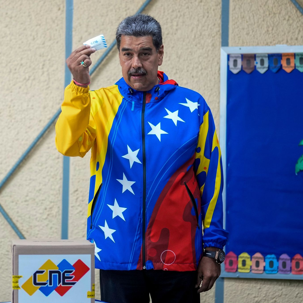 Maduro hatte nach seiner Stimmabgabe gesagt, er wolle das Ergebnis der Wahl respektieren. - Foto: Fernando Vergara/AP/dpa