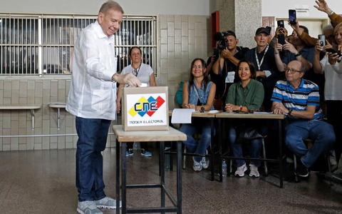 Wir werden den Hass in Liebe verwandeln, die Armut in Fortschritt, die Korruption in Ehrlichkeit, den Abschied in ein Wiedersehen, sagte Oppositionskandidat González. - Foto: Jeampier Arguinzones/dpa