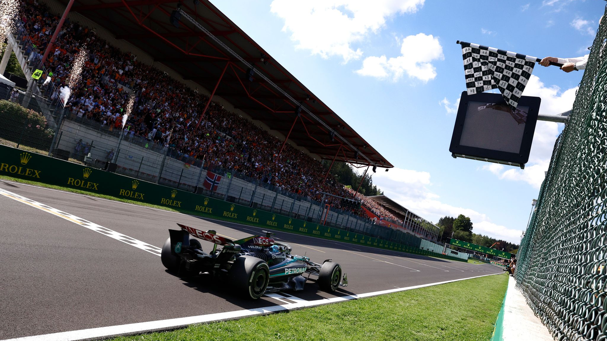 Auf dem Asphalt war für George Russell noch alles in Ordnung. - Foto: Simon Wohlfahrt/Pool AFP/AP/dpa