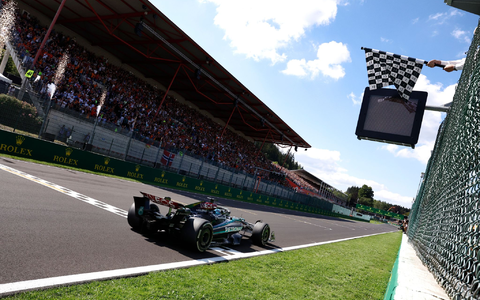 Auf dem Asphalt war für George Russell noch alles in Ordnung. - Foto: Simon Wohlfahrt/Pool AFP/AP/dpa