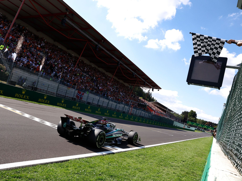 Auf dem Asphalt war für George Russell noch alles in Ordnung. - Foto: Simon Wohlfahrt/Pool AFP/AP/dpa