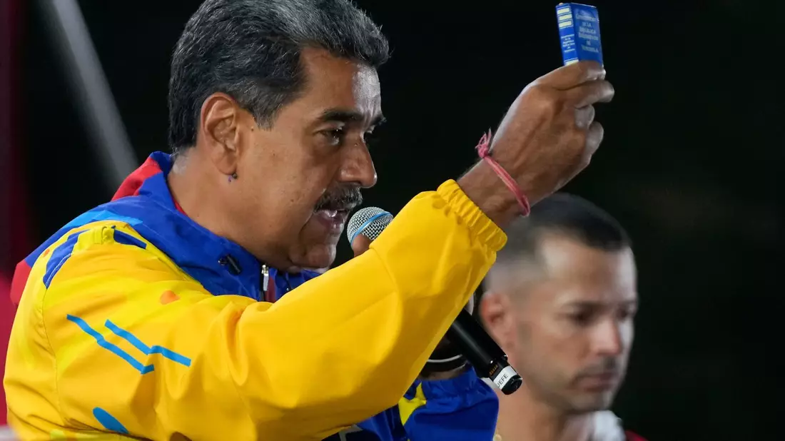 Präsident Maduro feiert seinen offiziell verkündeten Sieg. - Bild: Fernando Vergara/AP/dpa