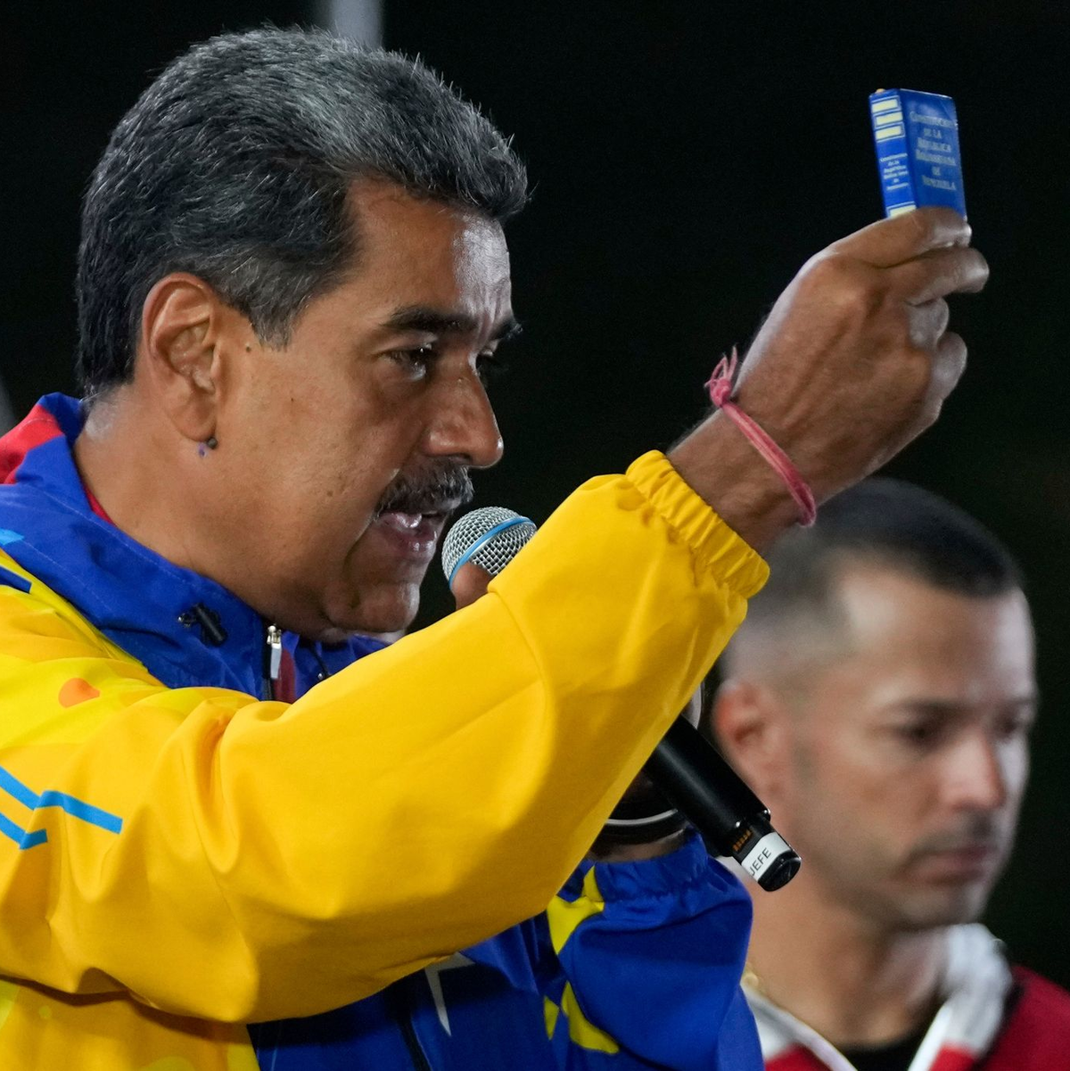 Präsident Maduro feiert seinen offiziell verkündeten Sieg. - Foto: Fernando Vergara/AP/dpa