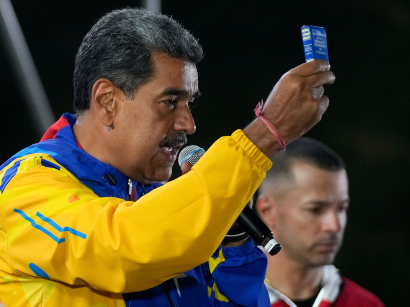 Präsident Maduro feiert seinen offiziell verkündeten Sieg. - Foto: Fernando Vergara/AP/dpa