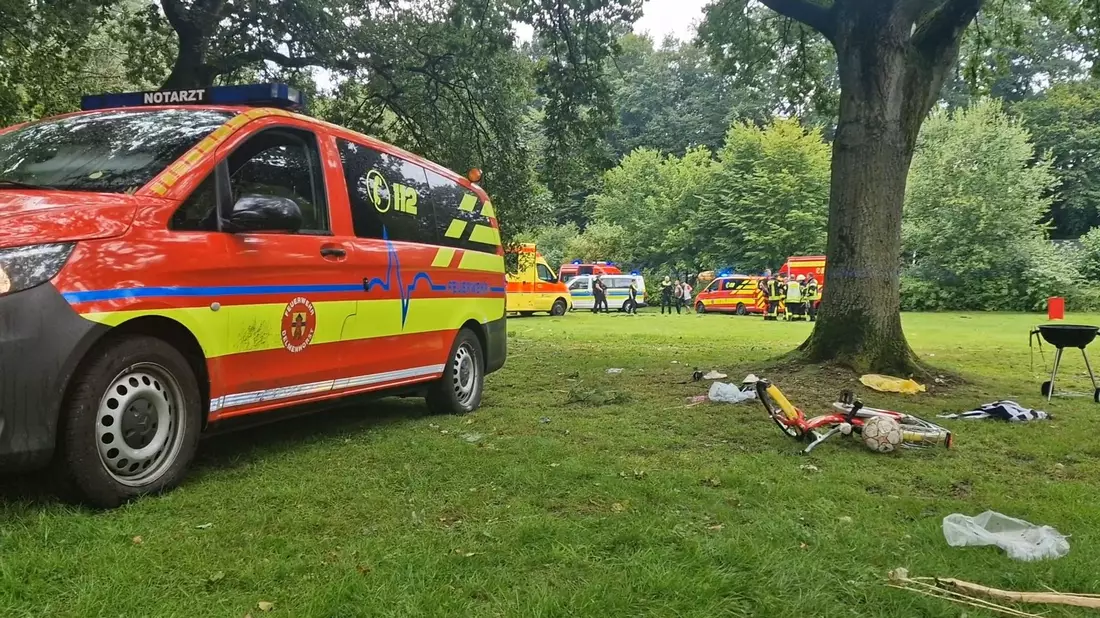 Eine Familie wurde beim Grillen von einem Unwetter überrascht. (Archivbild) - Bild: Gerrit Schröder/NonstopNews /dpa