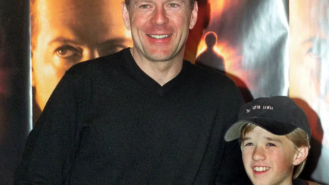 Bruce Willis und der damals 11-jährige Haley Joel Osment im Jahr 1999. - Bild: Peer Grimm/dpa
