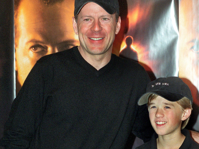 Bruce Willis und der damals 11-jährige Haley Joel Osment im Jahr 1999. - Foto: Peer Grimm/dpa