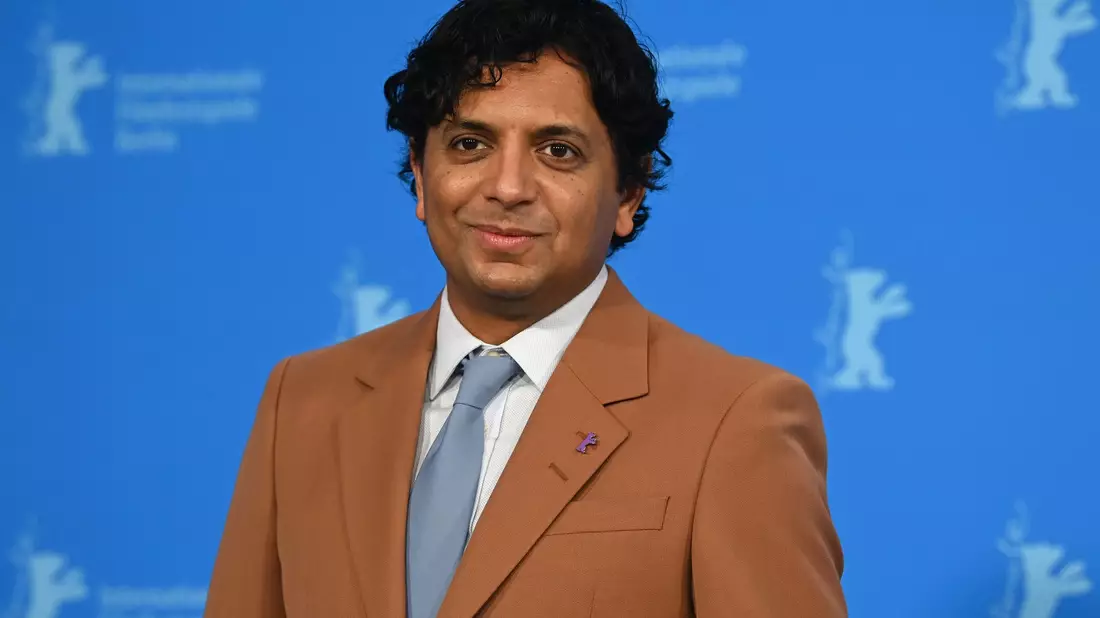 Der Filmregisseur, Drehbuchautor und Produzent M. Night Shyamalan hat eine Schwäche für Filme mit Plot-Twist: Bahnbrechend war vor 25 Jahren sein Geisterfilm «The Sixth Sense», in dem ein kleiner Junge überall tote Menschen sieht, die ihm Angst einjagen und ihn um Hilfe bitten. - Bild: Jens Kalaene/dpa-Zentralbild/dpa