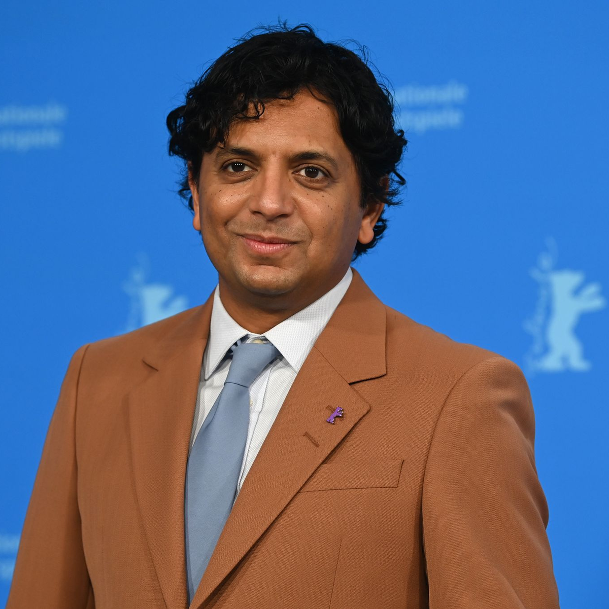 Der Filmregisseur, Drehbuchautor und Produzent M. Night Shyamalan hat eine Schwäche für Filme mit Plot-Twist: Bahnbrechend war vor 25 Jahren sein Geisterfilm «The Sixth Sense», in dem ein kleiner Junge überall tote Menschen sieht, die ihm Angst einjagen und ihn um Hilfe bitten. - Foto: Jens Kalaene/dpa-Zentralbild/dpa