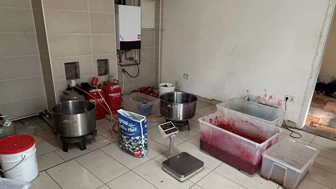 ZOLL-F: Schlag gegen illegale Shisha-Tabak-Herstellung - Zollfahndungsamt Frankfurt am Main beschlagnahmt über 3 Tonnen Tabak - Bild: presseportal.de