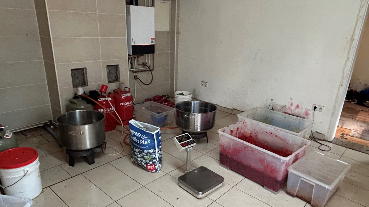 ZOLL-F: Schlag gegen illegale Shisha-Tabak-Herstellung - Zollfahndungsamt Frankfurt am Main beschlagnahmt über 3 Tonnen Tabak - Foto: presseportal.de